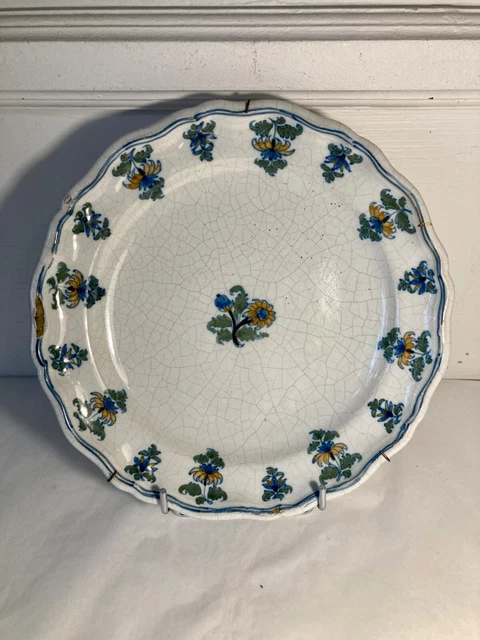 Assiette en faïence de forme chantournée, à décor polychrome. Moustiers 18E