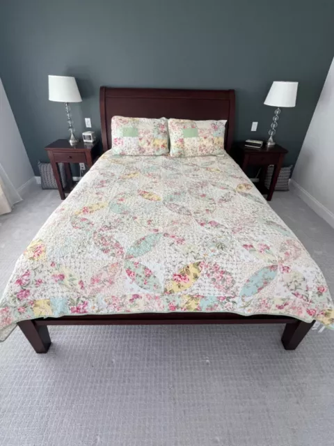 JC Penney Home Collection Floral Full Size Quilt Bedspread & Two Pillow Shams