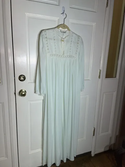 Vintage ￼Christian Dior Light mint nightgown  with lace(m) Vintage No problems