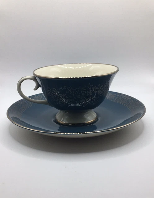 Taza de té y platillo Flintridge China. 6" de ancho. Color azul y dorado. Hecho en California
