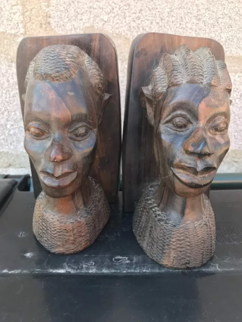 Bois sombre vintage sculpté à la main art africain femme homme buste bracelets extrémités de livre