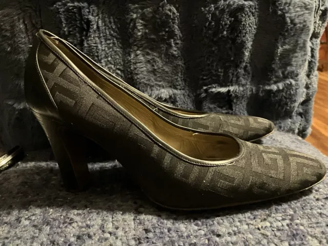 Vintage Black Logo Givenchy Pump Eu 38