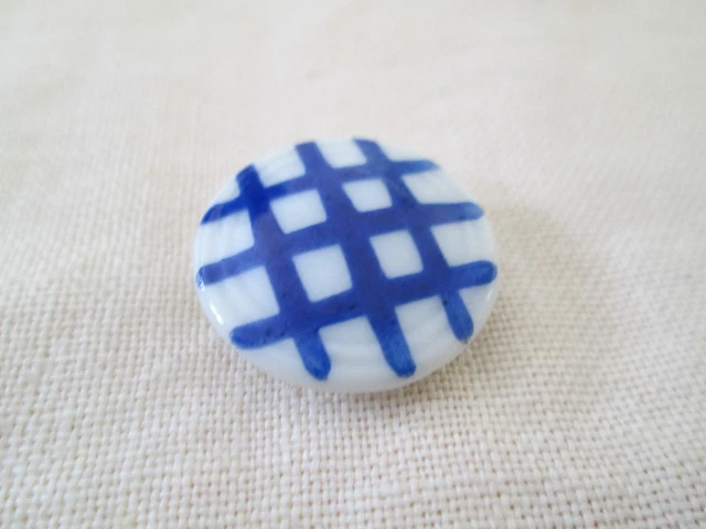 Bouton ancien en porcelaine blanche peinte