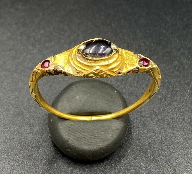Ancient South East Asian Indonesian Antiquities Gold Jewelry Ring Garnet Gems
