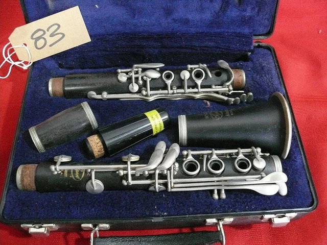 Selmer Signet wood clarinet.  Complete with case.  Service may be required.
