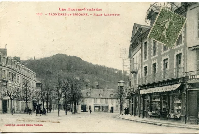 cpa / HAUTES PYRENEES  BAGNERES DE BIGORRE PLACE LAFAYETTE Pli vertical centre