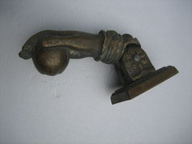 Ancienne Poignée Heurtoir de Porte en Bronze Main tenant une Boule