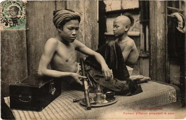 PC COCHINCHINE FUMEUR D'OPIUM PREPARANT LA PIPE VIETNAM INDOCHINA (a36684)