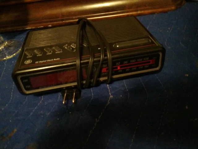 Vintage 1980's GE Digital Alarm Clock AM/FM Radio. Model No. 7-4612 BKB. TESTED