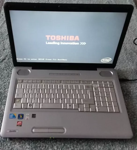 Toshiba Satellite L550-207 defekt und unvollständig