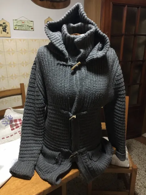 Giubbotto maglione grigio con cappuccio.