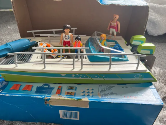 Playmobil set 9233 Glass Bottom Boat With Motor