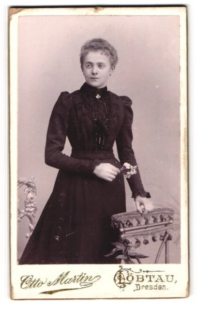 Fotografie Otto Martin, Löbtau, Portrait junge Dame in schwarzem Kleid
