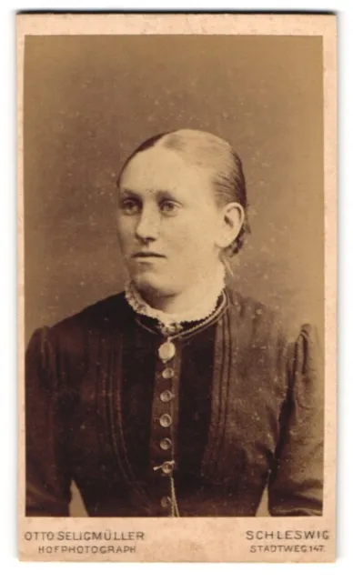 Fotografie Otto Seligmüller, Schleswig, Stadtweg 147, Junge Dame im Kleid mit M