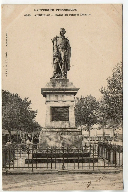 AURILLAC - Cantal - CPA 15 - Statue du General Delzons un jour de marché