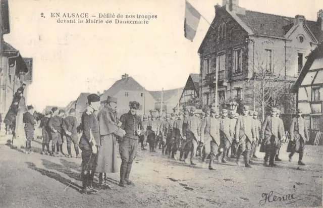Cpa 68 En Alsace Defile De Nos Troupes Devant La Mairie De Dannemarie