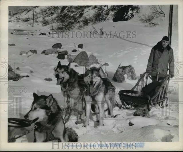 1944 Press Photo Coast Guard Commander Earl Rose & dog team in Arctic
