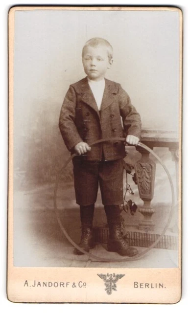 Fotografie A. Jandorf & Co., Berlin, Spittelmarkt 16-17, Kleiner Junge im Anzug