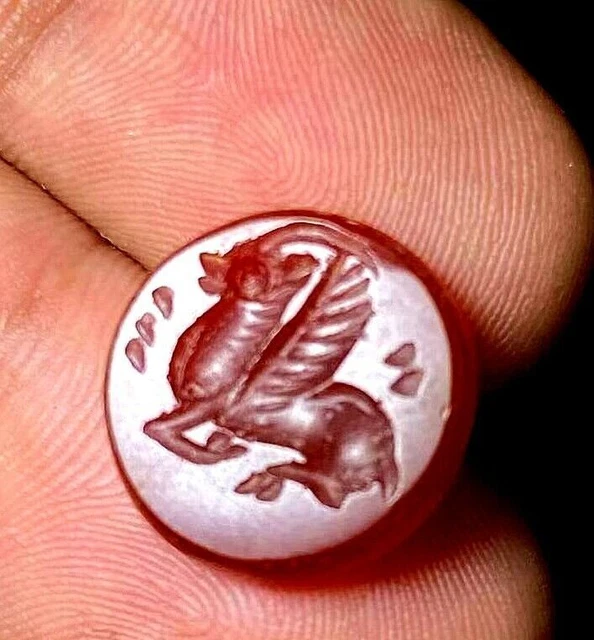 sello original antiguo de ágata y ciervo cerca del sello rodante del este