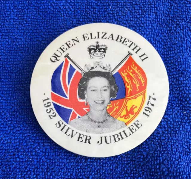 Queen Elizabeth II - Silver Jubilee 1977 - Pin Badge - Free Postage