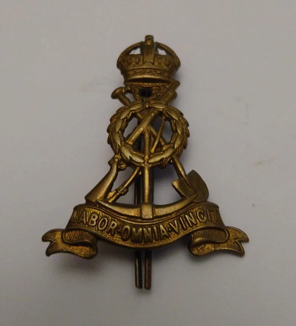 antique-ww1-royal-pioneers-corps-cap-badge-kc-labor-omnia-vincit-brass