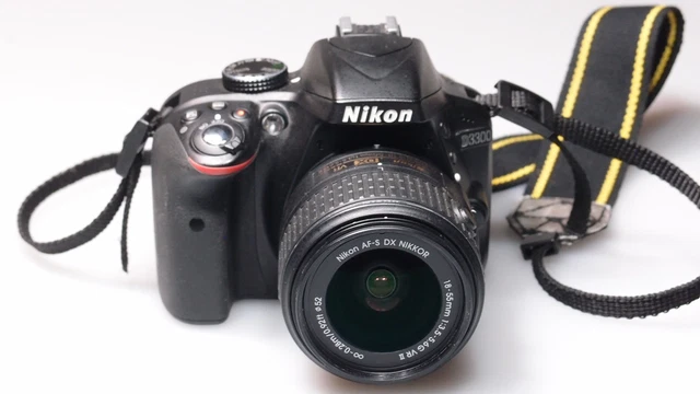 NIKON D3300 24.2MP DIGITAL CAMERA W/AF-S DX  18-55mm 1:3.5-5.6G VR II  EXCELLENT