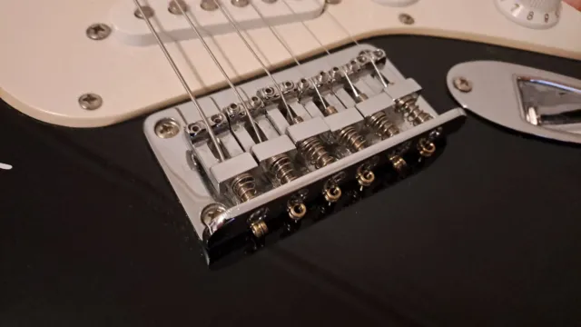 Mini guitare électrique noire Squier by Fender HELLO KITTY Stratocaster vendeur américain 7