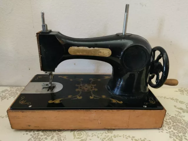 Vintage piccola macchina da cucire manuale per bambini Grigio metallo mini  giocattolo da cucito Decorazioni da studio di cucito per modiste  needlewoman Atelier decor Sarta -  Italia