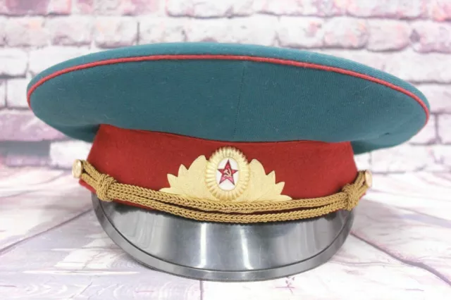 Visiera militare dell'ufficiale delle forze interne dell'esercito sovietico...