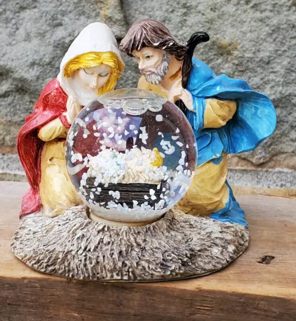 Belén Escena de Pesebre Sagrada Familia Bebé Jesús Dentro Agua Globo de Nieve Navidad