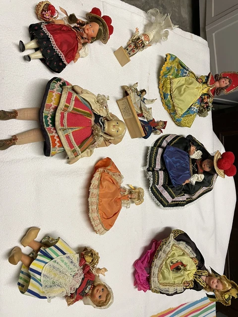 Lot De 12 Poupées Anciennes Folkloriques – Années 1960 – état Vitrine