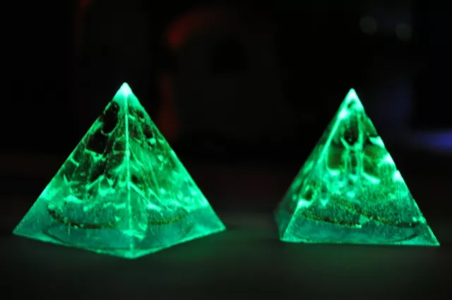 ORGONITE PIRAMIDE 7 CHAKRA BLU L HANDMADE *glow in the dark orgone wicca yoga