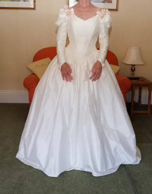 Vintage wedding dress ivory Thai silk. Size 10 approx (hand made). Fully lined.