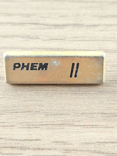 Pin's publicitaire vintage La Redoute ancien badge rétro