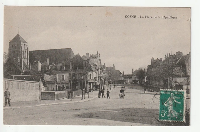 COSNE SUR LOIRE - Nievre - CPA 58 - Place de la république