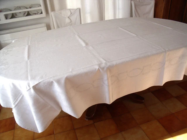 Nappe. Nappe ancienne en lin brodée à la main selon la
