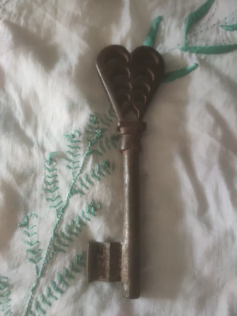 Petite Clé Ancienne - Style Jouet Ou Coffre - N°7 - Objet De Curiosité