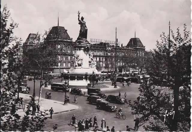 CP A PARIS 3e, 10e, 11e Place de la République HOTEL MODERNE Magasins Réunis1950