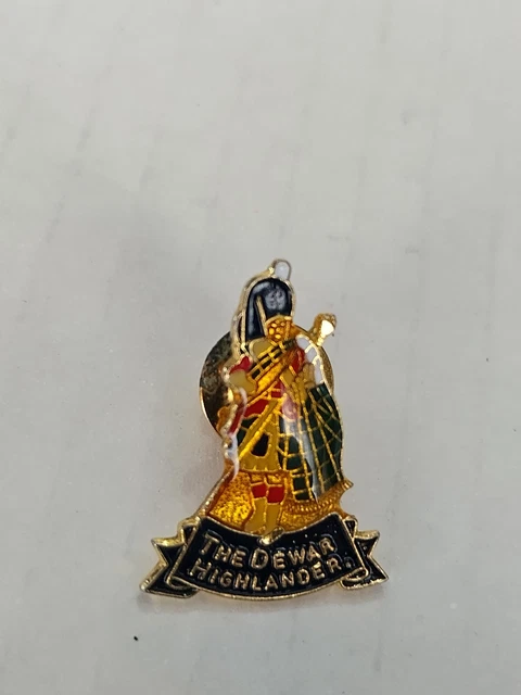 DEWAR HIGHLANDER ENAMEL PIN Bagpipe Logo