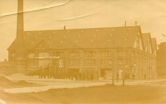 Carte PHOto de soldats devant la Caserne de BRETEUIL SUR ITON