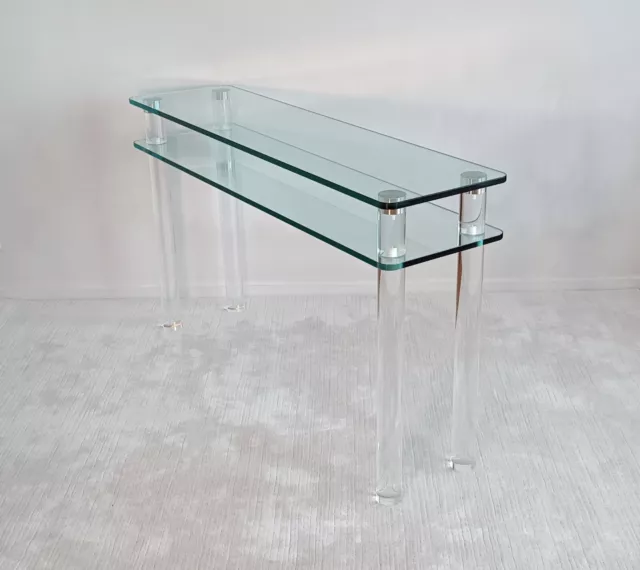 Magnifique Console par Marais International en altuglas et verre