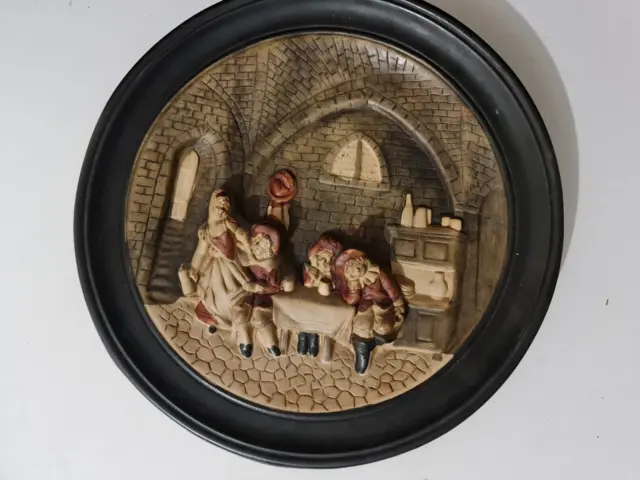 4 plats décoratifs anciens en plâtre à décor de personnages en relief - XXe 2