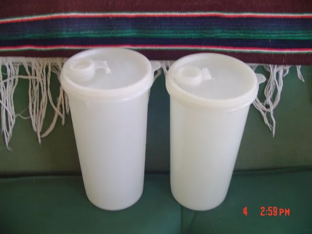 https://www.picclickimg.com/WlgAAOSwnTpk-SWC/2-Vintage-Tupperware-Handolier-Pitchers-w-Pour-Spout.webp