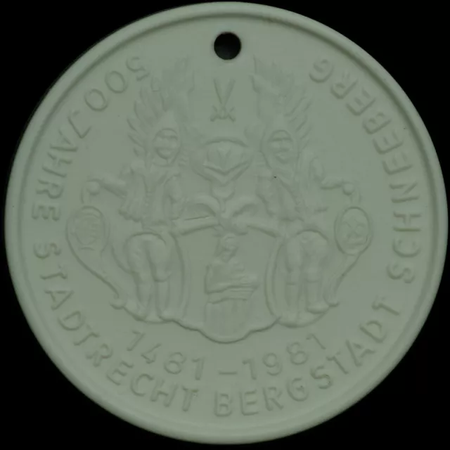 BERGBAU: Porzellan-Medaille 1981. 500 JAHRE BERGSTADT SCHNEEBERG / SACHSEN.