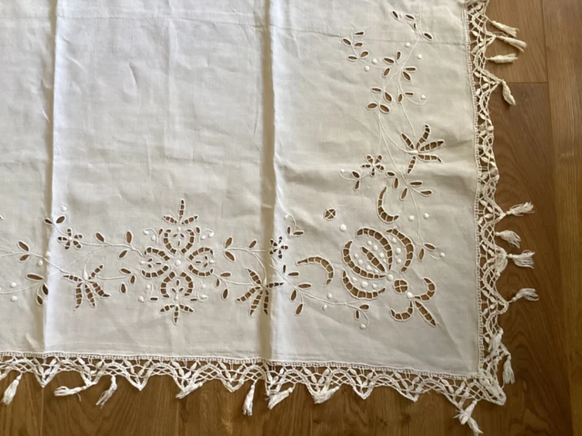 dessus d'hotel ou cheminée textile ancien coton blanc broderie Richelieu 4