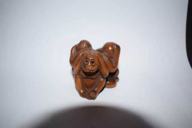 Netsuke,3 Affen nicht sehen/hören/sprechen, Buchsbaum, Augen aus Onyx,sign.,55mm