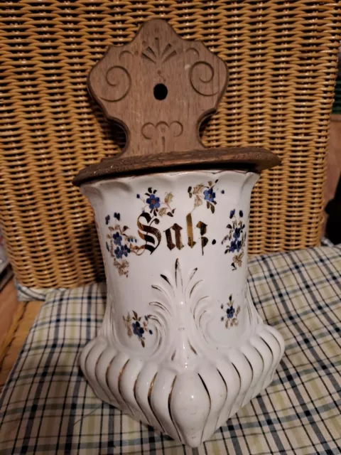 Alter Wandbehälter Salztopf aus Keramik und Holz mit Deckel Blumenmotiv H 33 cm