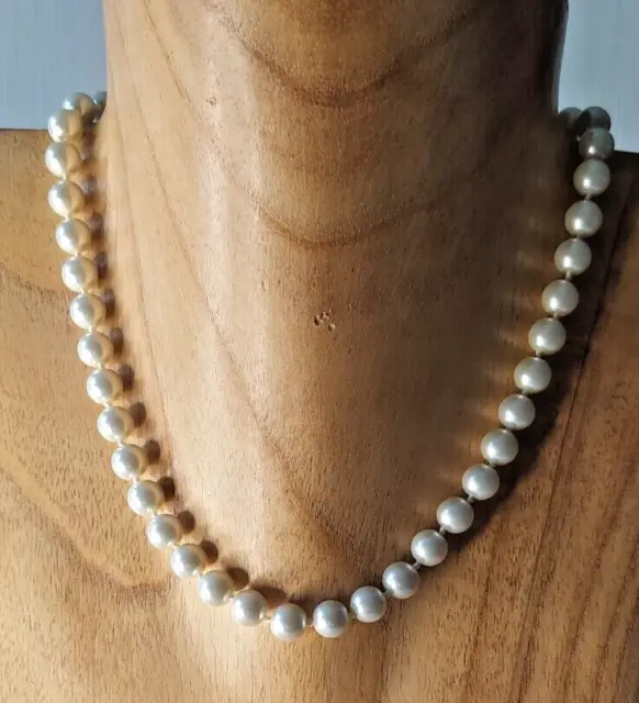 collier - ras du cou en perles blanches nacrées