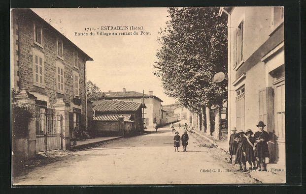 CPA Estrablin, Entrée du Village en venant du Pont, vue partielle 1929