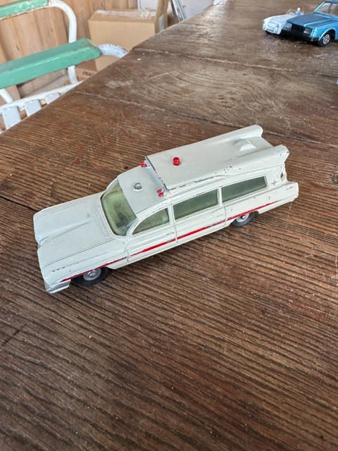 DINKY TOYS SUPERIOR Criterion Ambulance + Brancard + Boite EUR 50,00